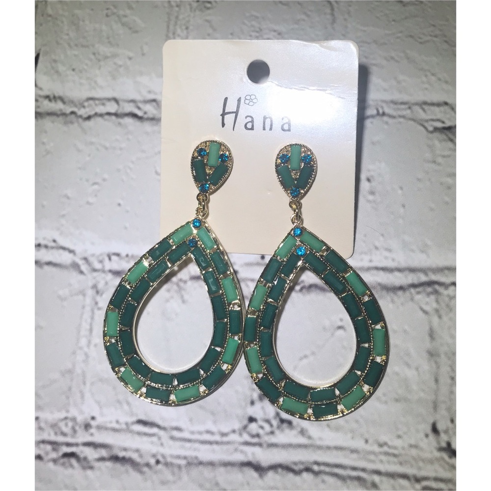3/$15 🛍  Teardrop Dangle Earrings